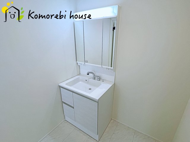 北本市西高尾　第1期　新築一戸建て　リナージュ　09の独立洗面台|白を基調とした清潔感のある洗面台。シンプルで上品なデザインが空間に明るさをプラスします。