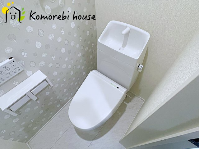 北本市西高尾　第1期　新築一戸建て　リナージュ　09のトイレ|温水洗浄機能（ウォシュレット）標準装備で、毎日のトイレ時間がより快適に。やさしい温水洗浄で清潔を保てるだけでなく、冬場のヒヤッと感を軽減する暖房便座も嬉しいポイント。