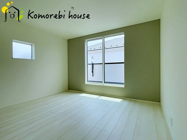 北本市西高尾　第1期　中古一戸建て　リナージュ　09の寝室|一日の疲れをゆっくり癒せる主寝室は、ベッドを置いてもゆとりある広さが魅力。収納完備で衣類もスッキリ収まり、静かで落ち着いた空間が快適な眠りをサポートします。