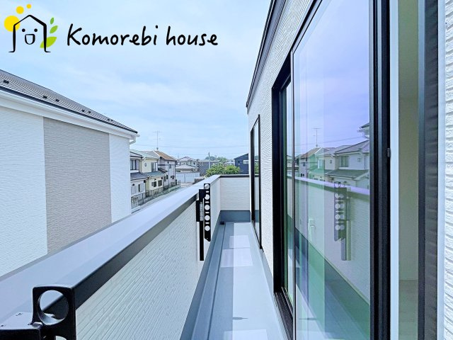 北本市西高尾　第1期　中古一戸建て　リナージュ　09のバルコニー|防水施工がしっかりと施されたバルコニーで、雨の日も安心。長く使える耐久性を備えたメンテナンスしやすい仕様です。