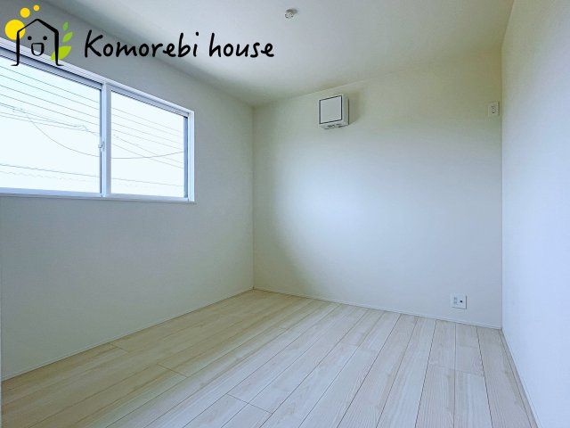 北本市西高尾　第1期　新築一戸建て　リナージュ　09の子供部屋|自然光が心地よく入る子ども部屋は、学習・遊び・睡眠をしっかり支える快適環境。シンプル設計でレイアウトも変えやすく、成長に合わせて長く使える利便性の高い一室です。