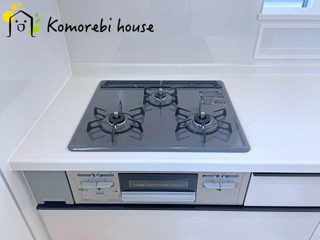 北本市西高尾　第1期　中古一戸建て　リナージュ　09のキッチン|同時調理が叶う3口コンロと便利なグリル付き。忙しい朝のお弁当作りも、夕食の複数メニューもスムーズにこなせる頼れる設備です。