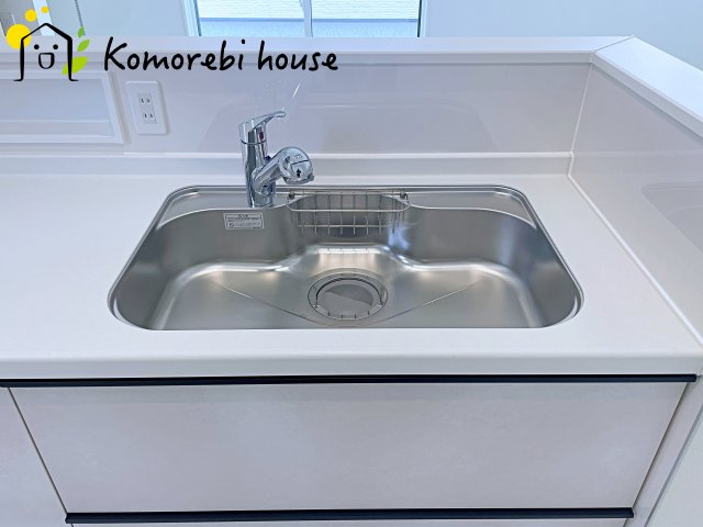 北本市西高尾　第1期　中古一戸建て　リナージュ　09のキッチン|浄水器一体型で、いつでも美味しいお水がそのまま使えるキッチンシンク。料理やコーヒーづくり、炊飯にも安心して利用でき、毎日の食卓が少し豊かに。