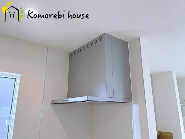 北本市西高尾　第1期　新築一戸建て　リナージュ　09のキッチン|吸引力の高いレンジフードが煙や匂いを素早く排出。揚げ物や炒め物も気兼ねなくでき、リビングに匂いを残しません。