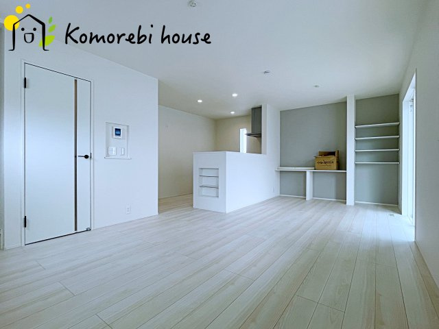 北本市西高尾　第1期　新築一戸建て　リナージュ　09の居間・リビング|横長LDKは家具配置も自由で開放感あり。家族のライフスタイルに合わせた快適な暮らしを叶えます。