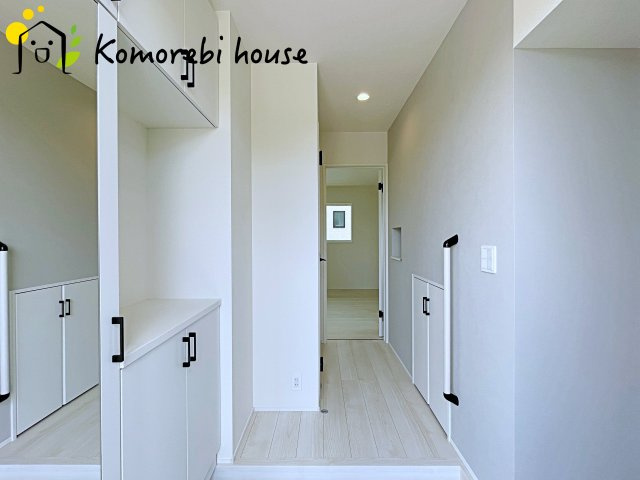 北本市西高尾　第1期　新築一戸建て　リナージュ　09の玄関|玄関から快適な生活が始まる。収納・導線・使い勝手に配慮された、家族に優しい設計です。