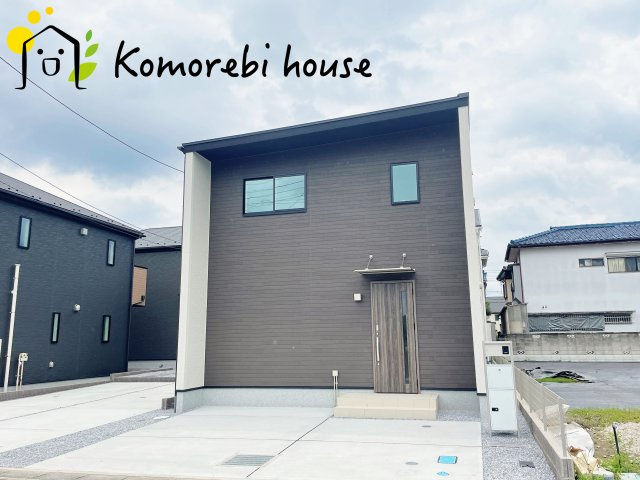 北本市西高尾　第1期　中古一戸建て　リナージュ　09の外観|モノトーンの外観は、洗練されたデザインと落ち着きのある雰囲気を両立。シンプルだからこそ、日々の暮らしの中で光や影が美しく映え、住む人の心に安らぎをもたらします。