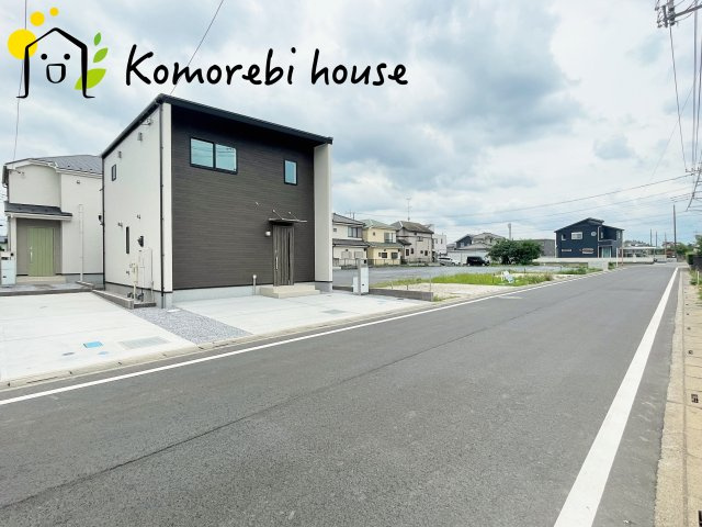 北本市西高尾　第1期　中古一戸建て　リナージュ　09の前面道路含む現地写真|前面道路は幅員ゆったりで車の出し入れもスムーズ。静かな住宅街に建つ新築戸建てです。