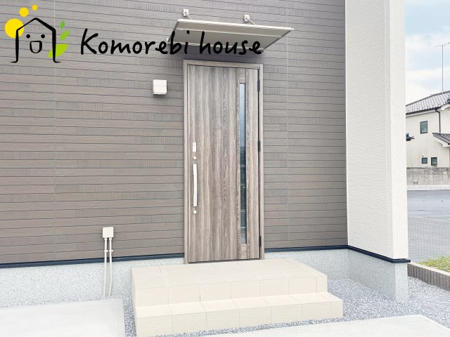 北本市西高尾　第1期　新築一戸建て　リナージュ　09の玄関|屋根付き玄関で雨の日も安心。濡れずに出入りでき、快適な暮らしをサポートします。