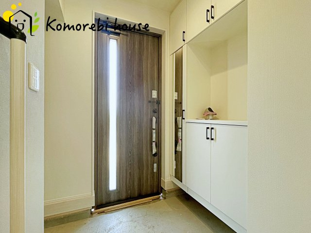 北本市西高尾　第1期　中古一戸建て　リナージュ　09の玄関|明るく使いやすい玄関で、家族の生活をスムーズに。収納や導線も配慮された万能空間です。