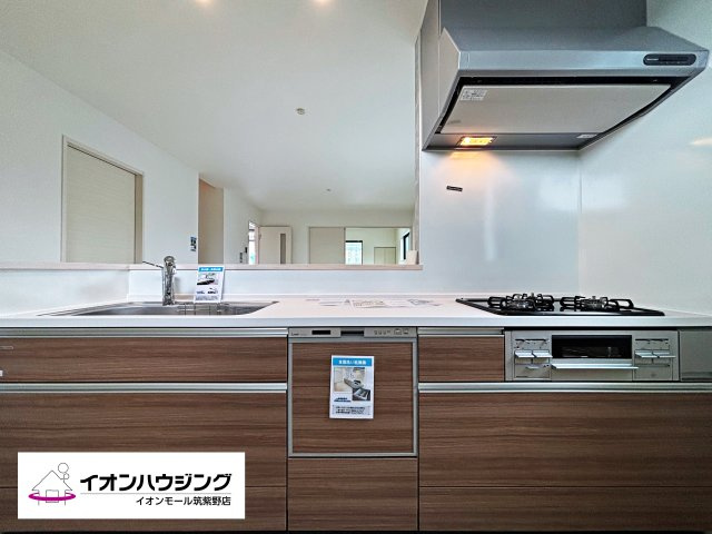 キッチン：同じ空間、同じ時間に家族で共有できるから、ダイニングキッチンが家族団らんの場所になります。居心地良く、お料理しながら家族との会話も弾みそうです♪