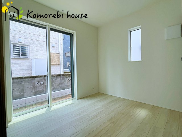 北本市西高尾　第1期　新築一戸建て　リナージュ　11の洋室|明るい光が差し込む洋室は、寝室・子ども部屋・ワークスペースなど多用途に使える自由度の高い空間。家具の配置もしやすく、暮らしに合わせて柔軟に活用できます。