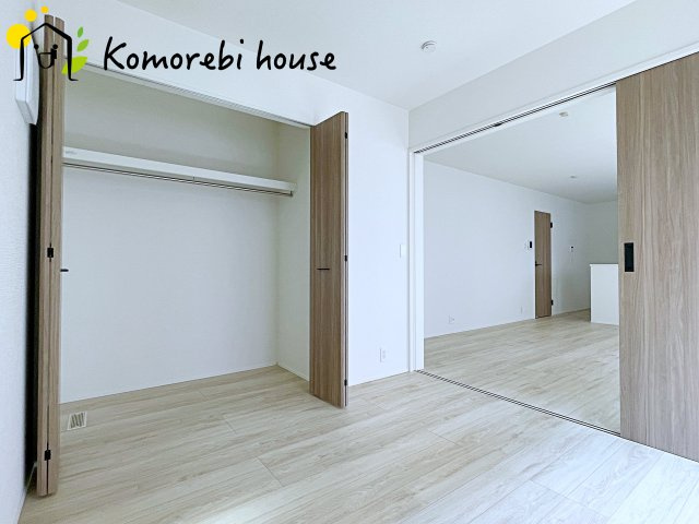 北本市西高尾　第1期　新築一戸建て　リナージュ　11の洋室|朝日がやさしく差し込み、読書も在宅ワークも心地よくこなせる明るい洋室。生活リズムに寄り添い、使い方に合わせて表情を変えてくれる一部屋です。