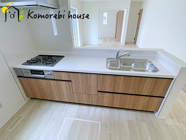 北本市西高尾　第1期　新築一戸建て　リナージュ　11のキッチン|収納豊富なキッチンで、食器や調理器具もすっきり整理。毎日の料理が楽しくなる空間です。