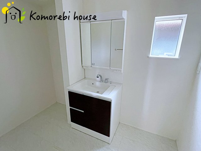 北本市西高尾　第1期　新築一戸建て　リナージュ　11の独立洗面台|三面鏡の裏にたっぷりと収納スペースを確保した機能的な洗面台。身支度のしやすさと実用性を兼ね備え、朝の忙しい時間をさりげなくサポートします。