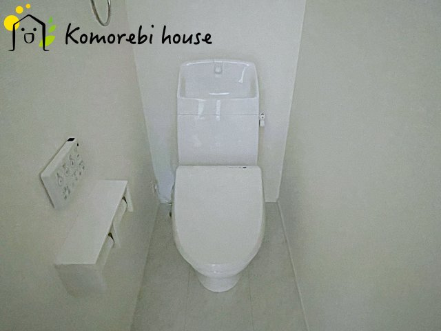 北本市西高尾　第1期　新築一戸建て　リナージュ　11のトイレ|温水洗浄機能（ウォシュレット）標準装備で、毎日のトイレ時間がより快適に。やさしい温水洗浄で清潔を保てるだけでなく、冬場のヒヤッと感を軽減する暖房便座も嬉しいポイント。