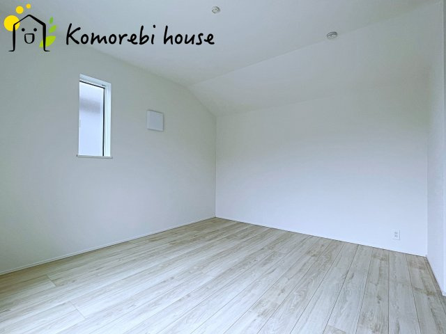 北本市西高尾　第1期　新築一戸建て　リナージュ　11の寝室|寝室にはゆとりのある広さがあり、大きめのベッドも余裕をもって配置できます。
実際に内覧いただければ、サイズ感もよりイメージしやすいと思います。採寸もその場でご協力いたしますので、ぜひお確かめください。