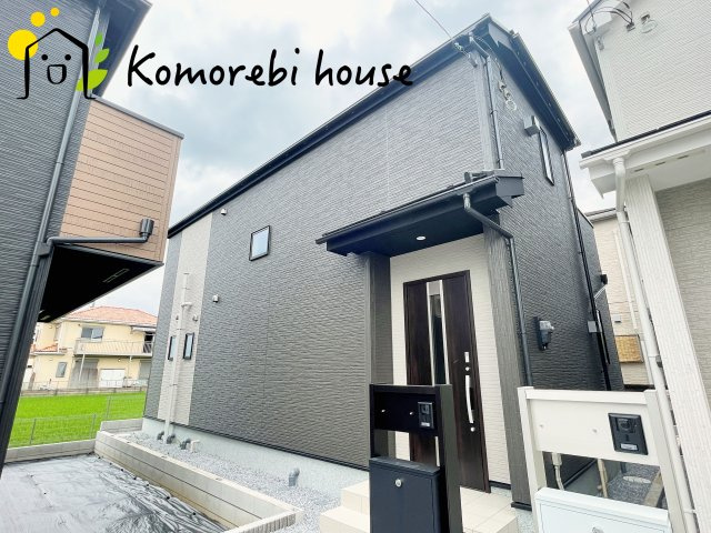 北本市西高尾　第1期　新築一戸建て　リナージュ　11の外観|モノトーンの外観は、洗練されたデザインと落ち着きのある雰囲気を両立。シンプルだからこそ、日々の暮らしの中で光や影が美しく映え、住む人の心に安らぎをもたらします。