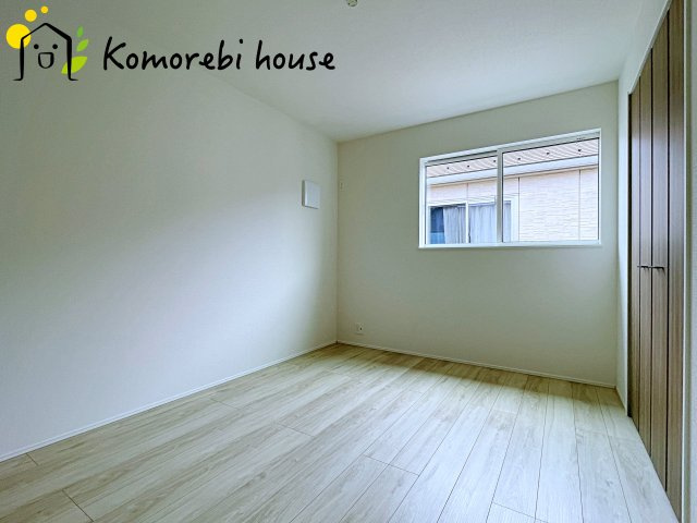 北本市西高尾　第1期　新築一戸建て　リナージュ　11の子供部屋|自然光が心地よく入る子ども部屋は、学習・遊び・睡眠をしっかり支える快適環境。シンプル設計でレイアウトも変えやすく、成長に合わせて長く使える利便性の高い一室です。