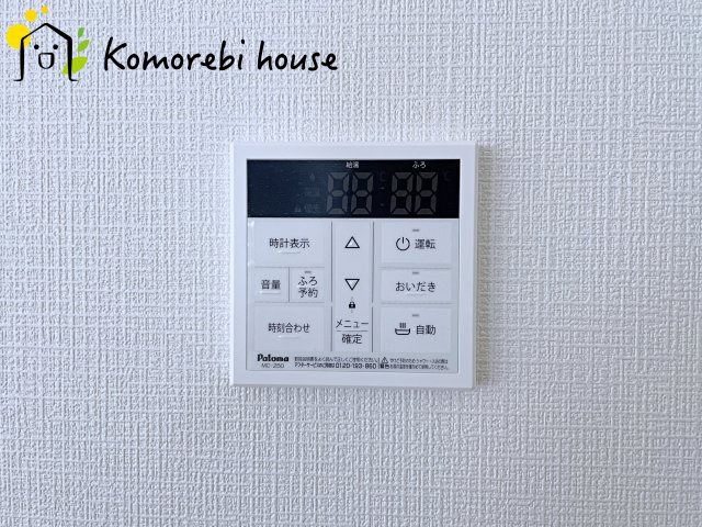 北本市西高尾　第1期　新築一戸建て　リナージュ　11の設備|ワンタッチで湯張りや追い焚きができる給湯スイッチ。夕飯の支度をしながら、同時進行でお風呂の準備ができる効率の良い生活動線が魅力です。