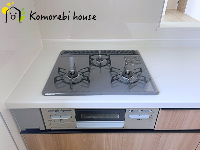 北本市西高尾　第1期　新築一戸建て　リナージュ　11のキッチン|同時調理が叶う3口コンロと便利なグリル付き。忙しい朝のお弁当作りも、夕食の複数メニューもスムーズにこなせる頼れる設備です。