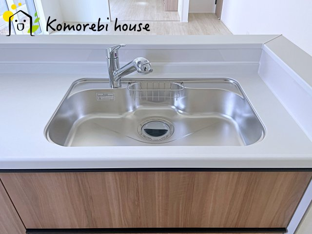 北本市西高尾　第1期　新築一戸建て　リナージュ　11のキッチン|浄水器一体型で、いつでも美味しいお水がそのまま使えるキッチンシンク。料理やコーヒーづくり、炊飯にも安心して利用でき、毎日の食卓が少し豊かに。