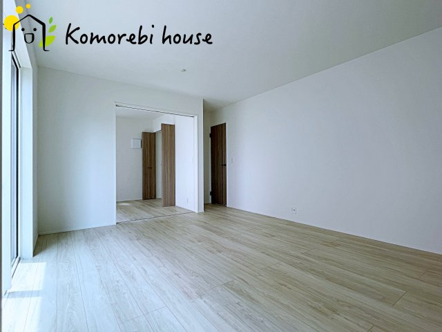 北本市西高尾　第1期　新築一戸建て　リナージュ　11の居間・リビング|縦に広がるLDKは、空間を効率的に使える設計。キッチンからリビング、ダイニングまで家族の気配を感じられます。