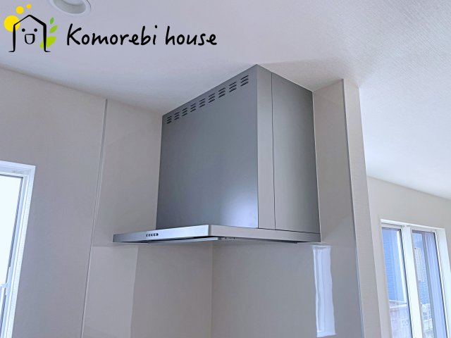 北本市西高尾　第1期　新築一戸建て　リナージュ　11のキッチン|吸引力の高いレンジフードが煙や匂いを素早く排出。揚げ物や炒め物も気兼ねなくでき、リビングに匂いを残しません。