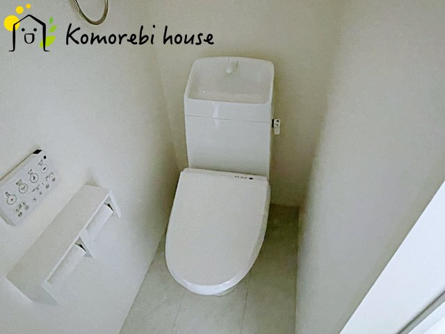 北本市西高尾　第1期　新築一戸建て　リナージュ　11のトイレ|2階にもトイレがあることで、朝の混雑が解消し生活動線がスムーズに。新築ならではの間取り設計で、毎日の“プチストレス”が驚くほど減ります。