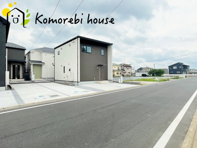 北本市西高尾　第1期　新築一戸建て　リナージュ　11の前面道路含む現地写真|前面道路は幅員ゆったりで車の出し入れもスムーズ。静かな住宅街に建つ新築戸建てです。