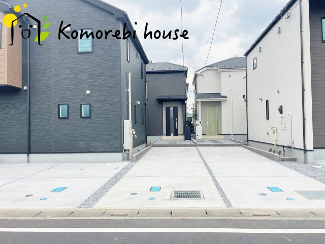 北本市西高尾　第1期　新築一戸建て　リナージュ　11の駐車場|縦列で車2台駐車可能。敷地形状を活かした配置で、奥行きのあるスペースを有効に使えます。