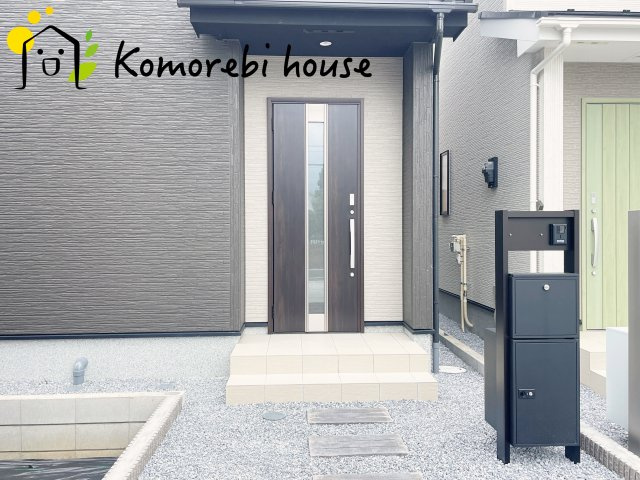 北本市西高尾　第1期　新築一戸建て　リナージュ　11の玄関|屋根付き玄関で雨の日も安心。濡れずに出入りでき、快適な暮らしをサポートします。