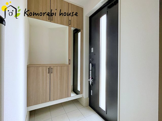 北本市西高尾　第1期　新築一戸建て　リナージュ　11の玄関|明るく使いやすい玄関で、家族の生活をスムーズに。収納や導線も配慮された万能空間です。