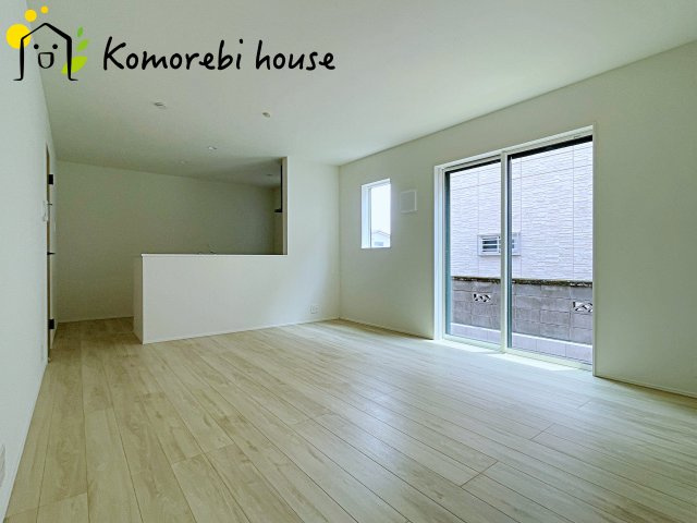 北本市西高尾　第1期　新築一戸建て　リナージュ　11の居間・リビング|高性能窓と断熱材を採用したLDKで、冷暖房効率アップ。家族が集まる時間も快適に過ごせるリビングです。