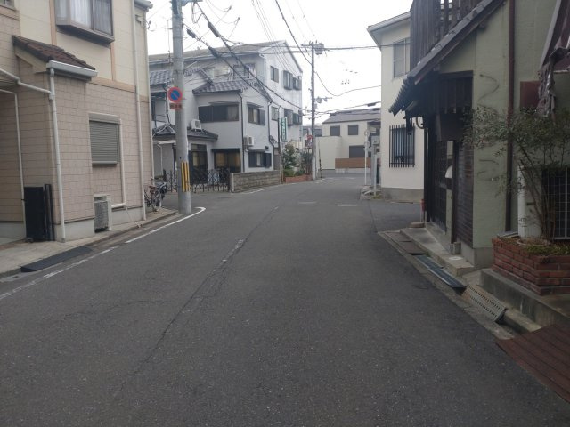 中古戸建　大東市泉町2丁目（昭和47年築）の前面道路含む現地写真