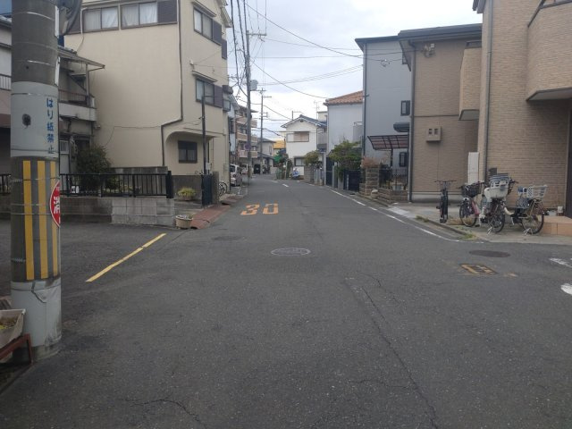 中古戸建　大東市泉町2丁目（昭和47年築）の前面道路含む現地写真