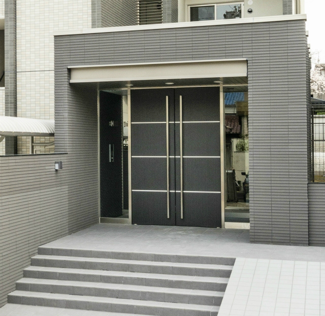 ラフェリオ亀の井のエントランス