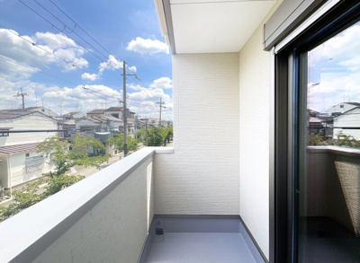 【バルコニー】 | 宇治市小倉町南堀池　新築戸建 | これから新生活をする上で、周辺環境も重要なポイントになります。スーパーなどの買物施設が徒歩10分以内にあると日々のお買い物が便利です。
