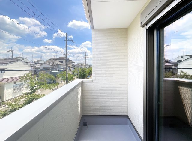 【バルコニー】 | 宇治市小倉町南堀池　新築戸建 | これから新生活をする上で、周辺環境も重要なポイントになります。スーパーなどの買物施設が徒歩10分以内にあると日々のお買い物が便利です。