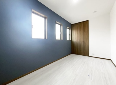 【洋室】 | 宇治市小倉町南堀池　新築戸建 | 【洋室5帖①】こちらの物件を内覧して、ご家族団らんの暮らしを想像してみませんか？ここをスタートに、お客様にとってベストなお家を探して下さい。