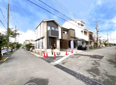【前面道路含む現地写真】 | 宇治市小倉町南堀池　新築戸建 | 前道幅員が《約6.0ｍ×約5.5ｍ》と、車の駐車も安心して停めて頂けます。運転が苦手な方でもゆっくり落ち着いて駐車をして頂けますね。