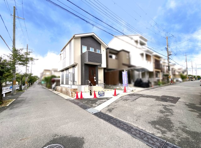 【前面道路含む現地写真】 | 宇治市小倉町南堀池　新築戸建 | 前道幅員が《約6.0ｍ×約5.5ｍ》と、車の駐車も安心して停めて頂けます。運転が苦手な方でもゆっくり落ち着いて駐車をして頂けますね。