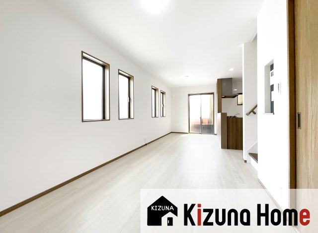 【居間・リビング】 | 宇治市小倉町南堀池　新築戸建 | 心地よい風を感じる暮らしは《角地》の特権です。立地ってとても重要ですよね。新しい景色で新生活を始めませんか？ご家族の笑顔が広がります。現地に立っている幟《キズナホーム》のお店です（＾◇＾）