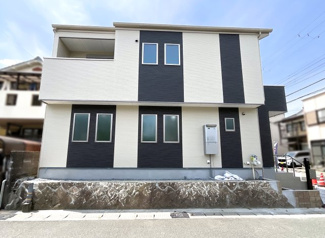 【外観】 | 北東側は接面が約10.4ｍもあり、陽当りがよく風通しのよい快適な住まいが実現します。土地は22.26坪ですが、角地につき見える面積が多く見栄えのするお家になります。