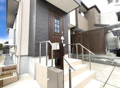 【玄関】 | 宇治市小倉町南堀池　新築戸建 | 【郵便ポスト】お引越しをする時に、必要なものがあらかじめ設置されているのはとても助かりますね。