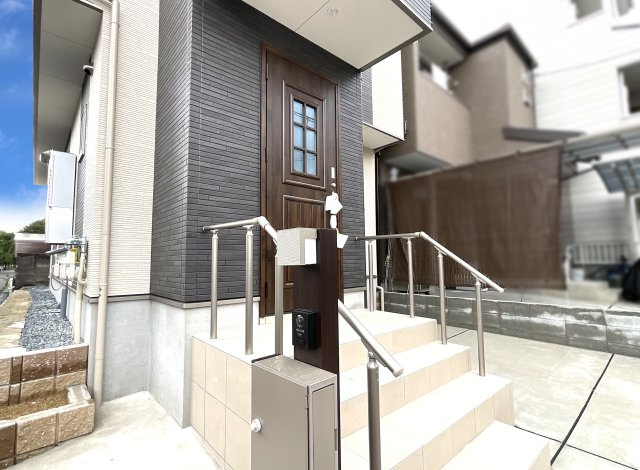 【玄関】 | 宇治市小倉町南堀池　新築戸建 | 【郵便ポスト】お引越しをする時に、必要なものがあらかじめ設置されているのはとても助かりますね。