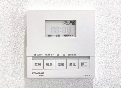 【浴室】 | 宇治市小倉町南堀池　新築戸建 | 【浴室暖房乾燥機】1年中を通してお風呂が快適に過ごせるすぐれもの。寒い季節は暖房で暖かく、雨の日は乾燥で洗濯物もその日のうちに乾きます。