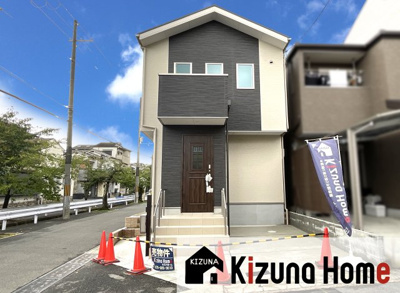 【外観】 | 宇治市小倉町南堀池　新築戸建 | 通勤・通学に便利な最寄り駅は近鉄『小倉駅』徒歩10分と大変助かります。『JR小倉駅』にもアクセス可能ですが、徒歩21分と少し遠いと感じられるならJR沿線必須な方なら駅まで自転車で通うのもありですね。