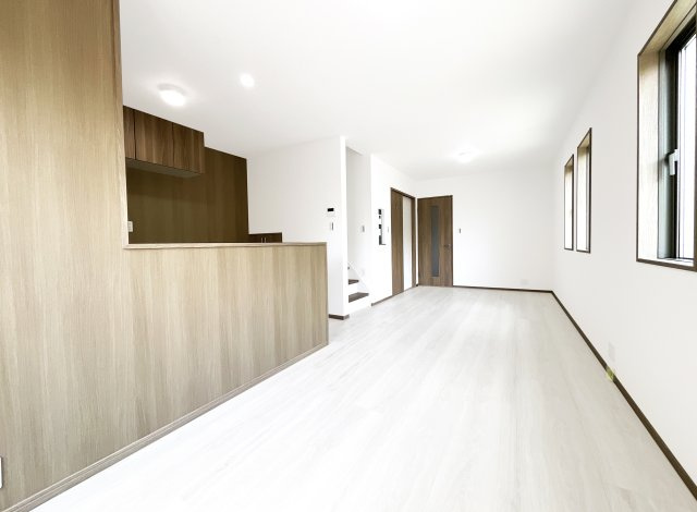 【居間・リビング】 | 宇治市小倉町南堀池　新築戸建 | 床暖房があるLDKには、ご家族が自然と集まります。寒い季節でも足元からぽかぽか快適！