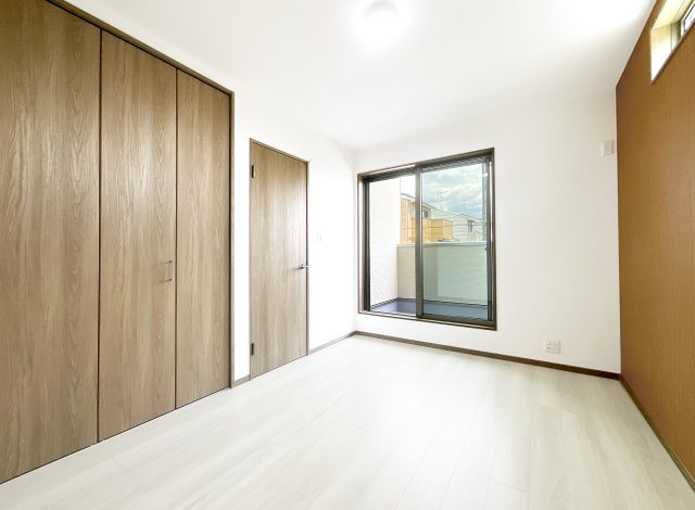 【洋室】 | 宇治市小倉町南堀池　新築戸建 | 【洋室6帖】2階の居室は3部屋ございます。南側のバルコニーがあるお部屋で明るく快適なお部屋です。